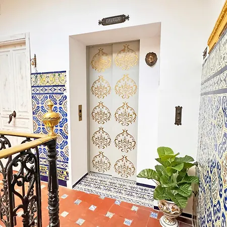 Palace House Hercules Homestay Seville