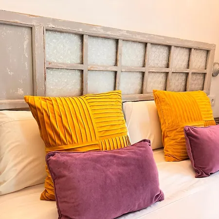 Проживание в семье Palace House Hercules *