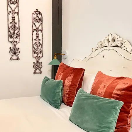 Palace House Hercules Homestay *