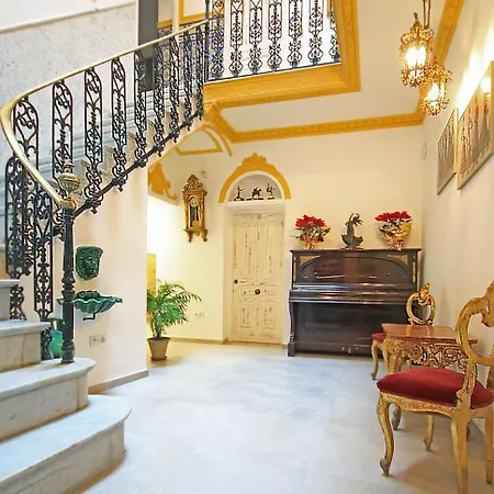 Palace House Hercules Homestay *