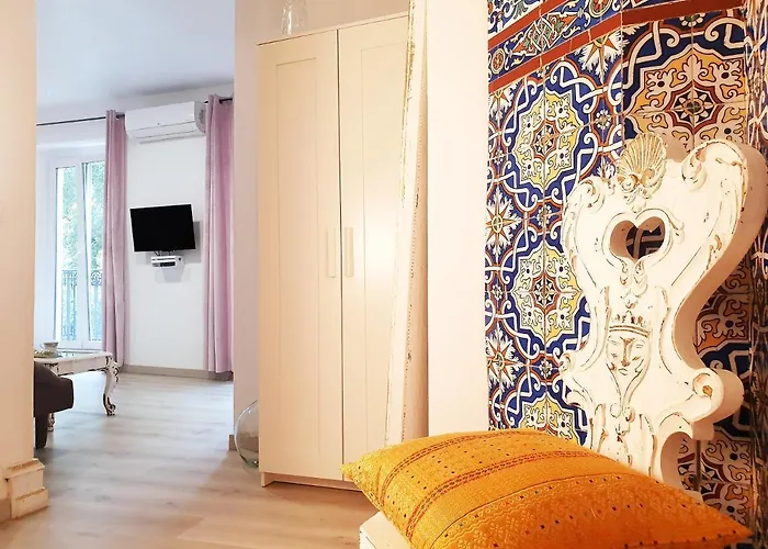 Проживание в семье Palace House Hercules