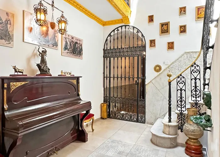 Проживание в семье Palace House Hercules