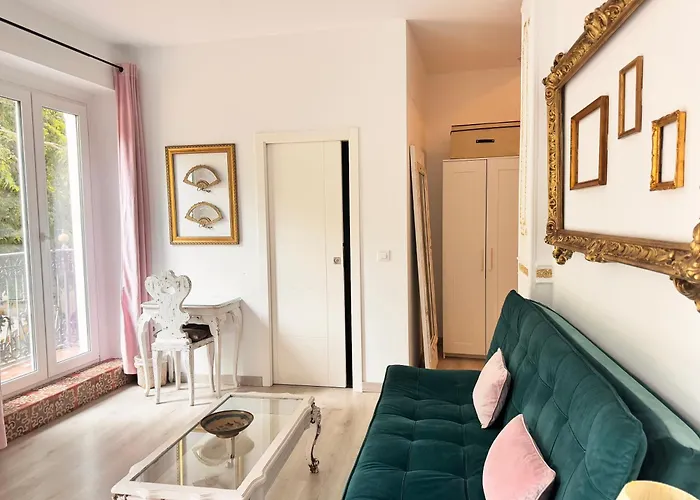 Palace House Hercules Проживание в семье